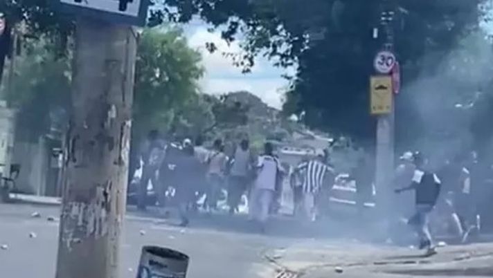 Derby mineiro: maxi-rissa organizzata dai social, un morto e un ferito d’arma da fuoco Derby mineiro: maxi-rissa organizzata dai social, un morto e un ferito d’arma da fuoco - immagine 1