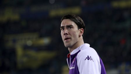 VERONA, ITALY - DECEMBER 22: Dusan Vlahovic of ACF Fiorentina looks on during the Serie A match between Hellas Verona and ACF Fiorentina at Stadio Marcantonio Bentegodi on December 22, 2021 in Verona, Italy. (Photo by Giuseppe Cottini/Getty Images)