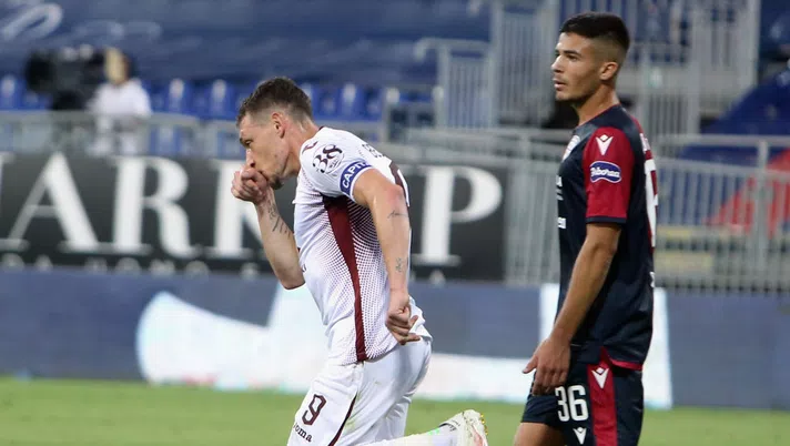 CAGLIARI, ITALY - JUNE 27: Andrea Belotti of Torino celebrates his goal 3-2  during the Serie A match between Cagliari Calcio and  Torino FC at Sardegna Arena on June 27, 2020 in Cagliari, Italy.  (Photo by Enrico Locci/Getty Images)