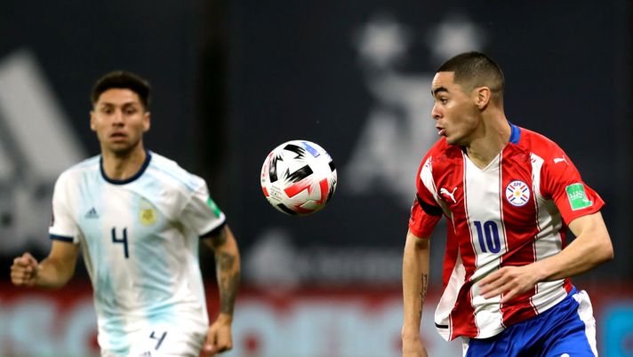 BUENOS AIRES, ARGENTINA - NOVEMBER 12: Miguel Almirón of Paraguay controls the ball against Gonzalo Montiel of Argentina during a match between Argentina and Paraguay as part of South American Qualifiers for Qatar 2022 at Estadio Alberto J. Armando on November 12, 2020 in Buenos Aires, Argentina. (Photo by Juan I. Roncoroni-Pool/Getty Images) BUENOS AIRES, ARGENTINA - NOVEMBER 12: Miguel Almirón of Paraguay controls the ball against Gonzalo Montiel of Argentina during a match between Argentina and Paraguay as part of South American Qualifiers for Qatar 2022 at Estadio Alberto J. Armando on November 12, 2020 in Buenos Aires, Argentina. (Photo by Juan I. Roncoroni-Pool/Getty Images)