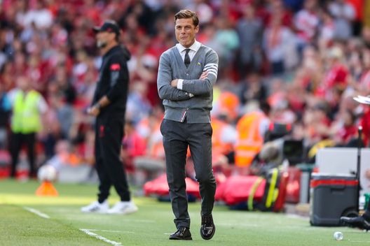 LIVERPOOL, ENGLAND - AUGUST 27: Head Coach Scott Parker ofb during the Premier League match between Liverpool FC and AFC Bournemouth at Anfield on August 27, 2022 in Liverpool, England. (Photo by Robin Jones - AFC Bournemouth/AFC Bournemouth via Getty Images) Parker esonerato dal Bournemouth: più del 9-0 ad Anfield, sono state indigeste le sue dichiarazioni - immagine 1