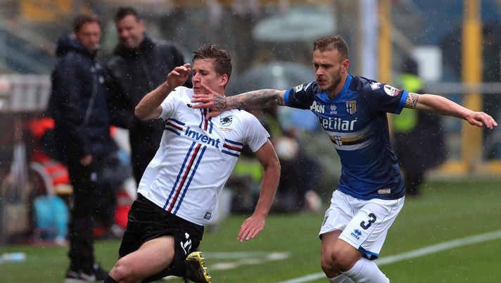 PARMA, ITALY - MAY 05:  Dennis Praet (L) of UC Sampdoria is challenged by Federico Dimarco of Parma Calcio during the Serie A match between Parma Calcio and UC Sampdoria at Stadio Ennio Tardini on May 5, 2019 in Parma, Italy.  (Photo by Emilio Andreoli/Getty Images) 