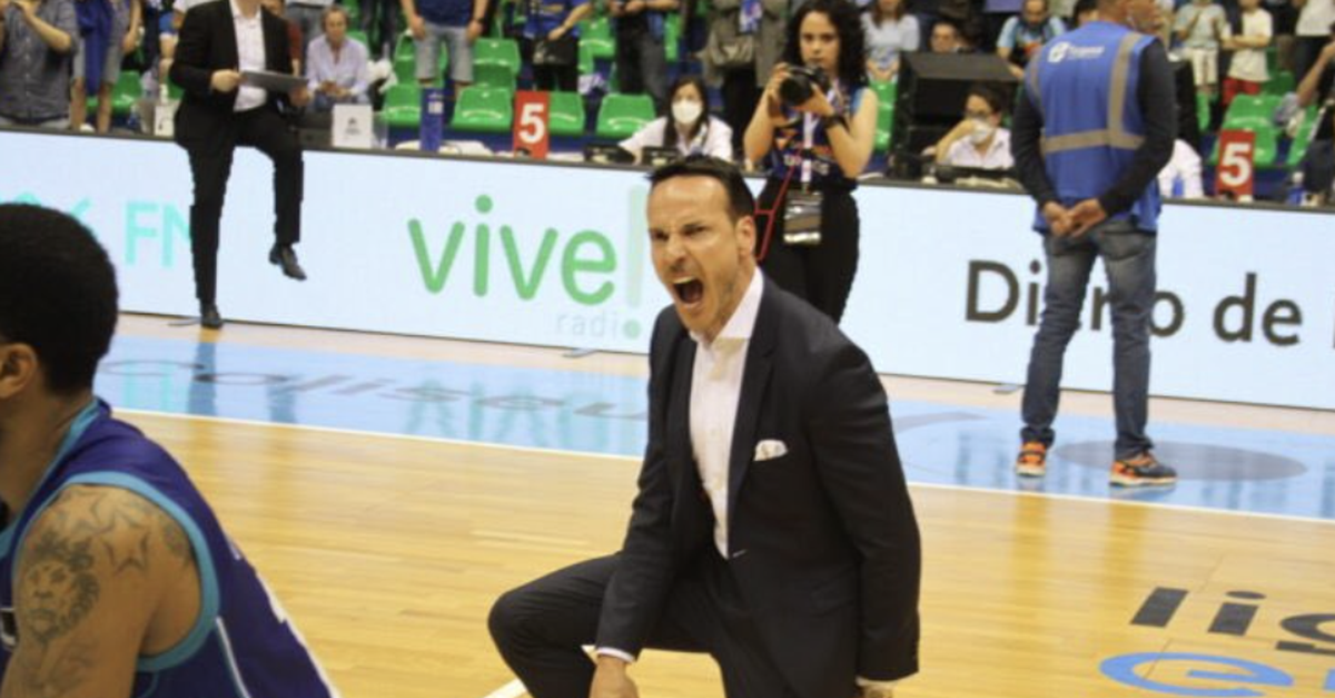 Basket: squadra retrocede e il presidente la fa inginocchiare davanti ai tifosi