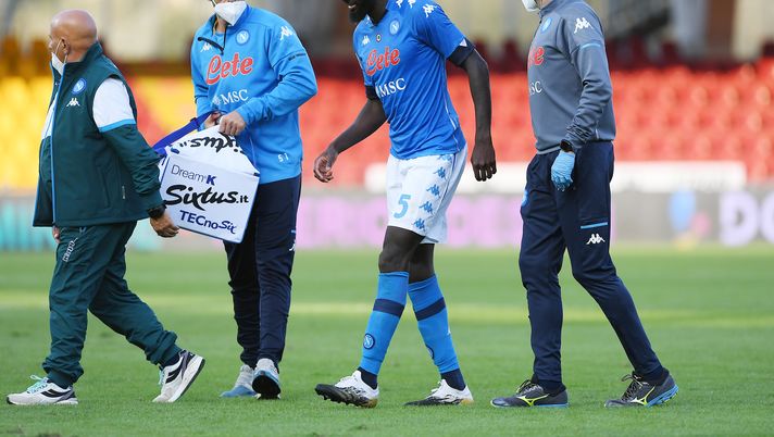 BENEVENTO, ITALY - OCTOBER 25: Tiemoue Bakayoko of SSC Napoli injured during the Serie A match between Benevento Calcio and SSC Napoli at Stadio Ciro Vigorito on October 25, 2020 in Benevento, Italy. (Photo by Francesco Pecoraro/Getty Images) BENEVENTO, ITALY - OCTOBER 25: Tiemoue Bakayoko of SSC Napoli injured during the Serie A match between Benevento Calcio and SSC Napoli at Stadio Ciro Vigorito on October 25, 2020 in Benevento, Italy. (Photo by Francesco Pecoraro/Getty Images)