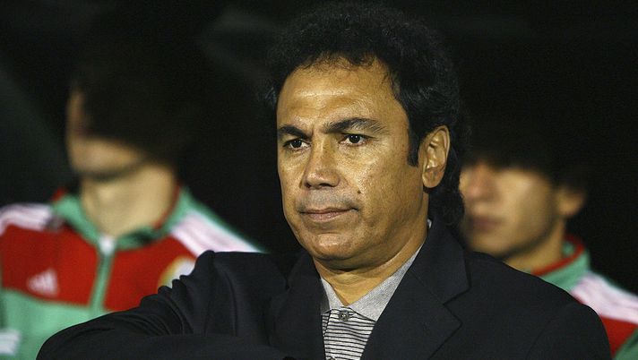 LONDON - MARCH 26: Hugo Sanchez, manager of Mexico, sings the national anthem before the International Friendly match between Ghana and Mexico at Craven Cottage on March 26, 2008 in London, England. (Photo by Ryan Pierse/Getty Images) LONDON - MARCH 26: Hugo Sanchez, manager of Mexico, sings the national anthem before the International Friendly match between Ghana and Mexico at Craven Cottage on March 26, 2008 in London, England. (Photo by Ryan Pierse/Getty Images)