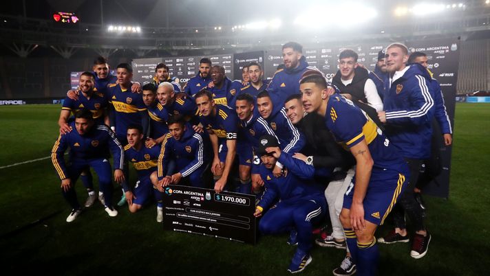 LA PLATA, ARGENTINA - AUGUST 04: Carlos Izquierdoz of Boca Juniors (C) and teammates pose with the award check after winning in the shootout a round of sixteen match of Copa Argentina 2021 between Boca Juniors and River Plate at Estadio Ciudad de La Plata on August 04, 2021 in La Plata, Argentina. (Photo by Agustin Marcarian-Pool/Getty Images) LA PLATA, ARGENTINA - AUGUST 04: Carlos Izquierdoz of Boca Juniors (C) and teammates pose with the award check after winning in the shootout a round of sixteen match of Copa Argentina 2021 between Boca Juniors and River Plate at Estadio Ciudad de La Plata on August 04, 2021 in La Plata, Argentina. (Photo by Agustin Marcarian-Pool/Getty Images)