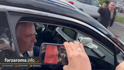 VIDEO – Mourinho commosso lascia Trigoria, tifosi in lacrime: “Tirana è per sempre”