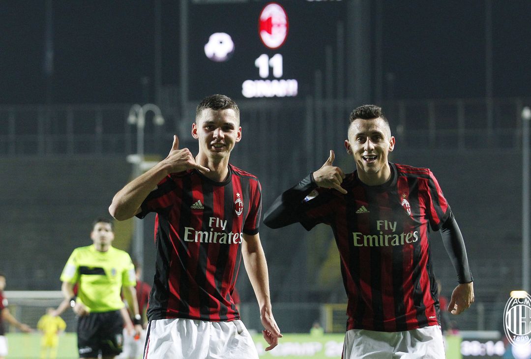 Ismet Sinani e Tiago Dias festeggiano dopo un gol