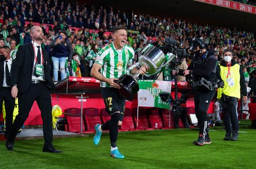 SEVILLE, SPAIN - APRIL 23: Joaquin of Real Betis runs with the Copa del Rey trophy in celebration after the Copa del Rey final match between Real Betis and Valencia CF at Estadio La Cartuja on April 23, 2022 in Seville, Spain. (Photo by Angel Martinez/Getty Images) Cuore d’oro Joaquin: un gesto bellissimo per aiutare il Betis- immagine 2