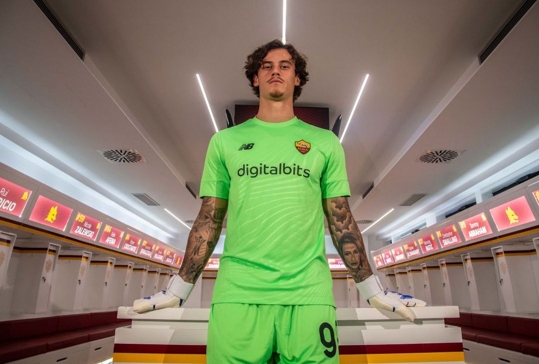 Ecco Svilar: gli scatti tra arrivo, firma e nuova maglia a Trigoria – FOTO GALLERY - immagine 25