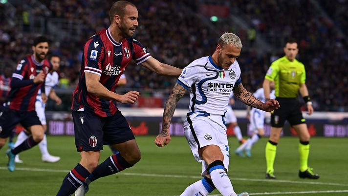 BOLOGNA, ITALY - APRIL 27: Federico Dimarco of FC Internazionale competes for the ball with Lorenzo De Silvestri of Bologna FC during the Serie A match between Bologna FC and Udinese Calcio at Stadio Renato Dall'Ara on April 27, 2022 in Bologna, Italy. (Photo by Mattia Ozbot - Inter/Inter via Getty Images) UFFICIALE – Rinnova De Silvestri - immagine 1