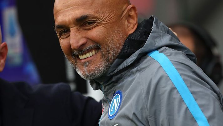 CREMONA, ITALY - OCTOBER 09: SSC Napoli coach Luciano Spalletti looks on before the Serie A match between US Cremonese and SSC Napoli at Stadio Giovanni Zini on October 09, 2022 in Cremona, Italy. (Photo by Marco Luzzani/Getty Images) Spalletti: “Che potenzialità Osimhen. Perché Raspadori in allenamento è incredibile” - immagine 1