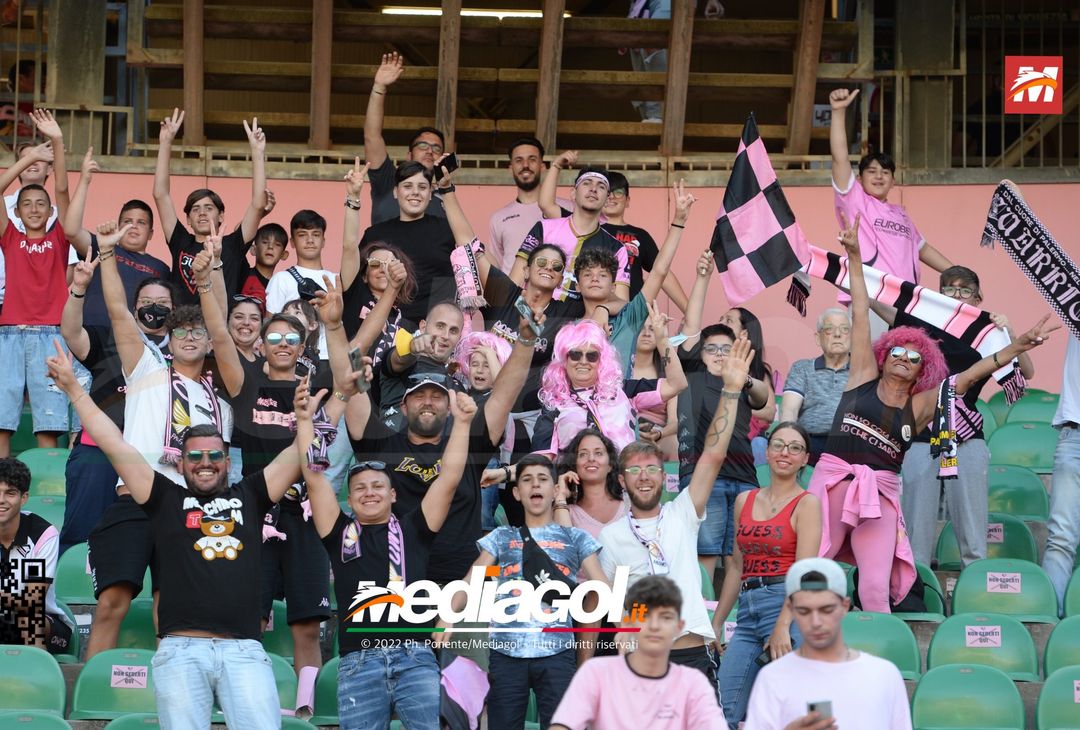 Fototifo, facce da Serie B. I tifosi allo stadio per Palermo-Padova 1-0 - immagine 17