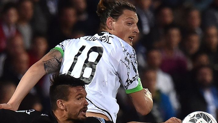 CESENA, ITALY - MAY 24: Jon Errasti (L) and Zoran Kvrzic of Spezia and Milan Djuric of Cesena battle for the ball during the Serie B playoff match between AC Cesena and AC Spezia on May 24, 2016 in Cesena, Italy. (Photo by Tullio M. Puglia/Getty Images) CESENA, ITALY - MAY 24: Jon Errasti (L) and Zoran Kvrzic of Spezia and Milan Djuric of Cesena battle for the ball during the Serie B playoff match between AC Cesena and AC Spezia on May 24, 2016 in Cesena, Italy. (Photo by Tullio M. Puglia/Getty Images)