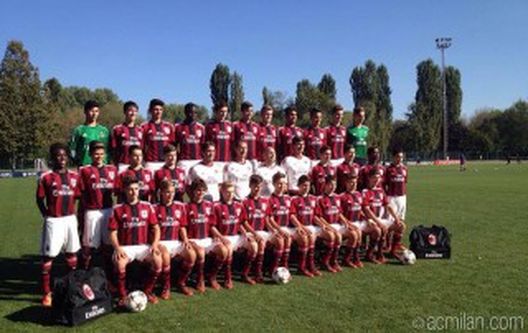 I Giovanissimi Nazionali in posa per la foto di rito - fonte www.acmilan.com I Giovanissimi Nazionali in posa per la foto di rito - fonte www.acmilan.com