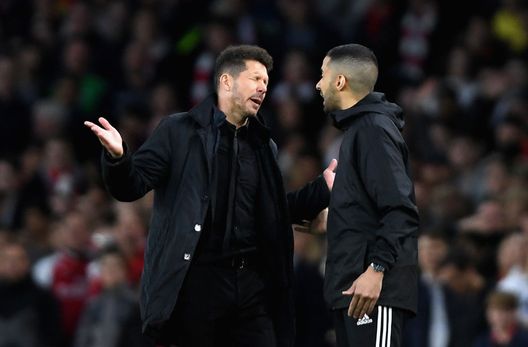 LONDON, ENGLAND - APRIL 26: Diego Simeone, Manager of Atletico Madrid reacts after he is sent to the stands during the UEFA Europa League Semi Final leg one match between Arsenal FC and Atletico Madrid at Emirates Stadium on April 26, 2018 in London, United Kingdom. (Photo by Mike Hewitt/Getty Images)  Atletico Madrid