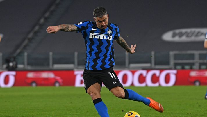 TURIN, ITALY - FEBRUARY 09: Aleksandar Kolarov of FC Internazionale controls the ball during the Coppa Italia semi-final match between Juventus and FC Internazionale at Allianz Stadium on February 9, 2021 in Turin, Italy. Sporting stadiums around Italy remain under strict restrictions due to the Coronavirus Pandemic as Government social distancing laws prohibit fans inside venues resulting in games being played behind closed doors. (Photo by Chris Ricco/Getty Images) Kolarov annuncia l’addio al calcio: “Sono già proiettato verso la mia seconda vita” - immagine 1