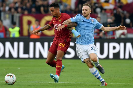 ROME, ITALY - SEPTEMBER 01:  Manuel Lazzari of SS Lazio compete for the ball with Patrik Kluvert of AS Roma during the Serie A match between SS Lazio and AS Roma at Stadio Olimpico on September 1, 2019 in Rome, Italy.  (Photo by Marco Rosi/Getty Images) 