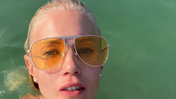 Bagno e relax per lady Lopez. Daniela Christiansson in super forma in Puglia