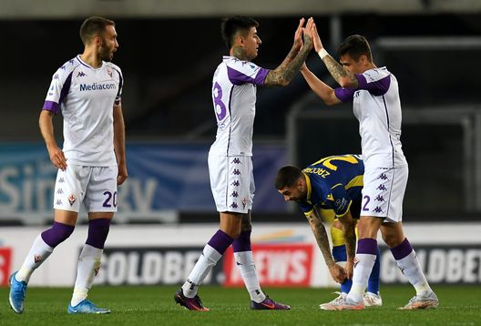  VERONA, ITALY - APRIL 20: Erick Pulgar celebrates with Lucas Martinez Quarta of ACF Fiorentina after the Serie A match between Hellas Verona FC and ACF Fiorentina at Stadio Marcantonio Bentegodi on April 20, 2021 in Verona, Italy. Sporting stadiums around Italy remain under strict restrictions due to the Coronavirus Pandemic as Government social distancing laws prohibit fans inside venues resulting in games being played behind closed doors. (Photo by Alessandro Sabattini/Getty Images) 