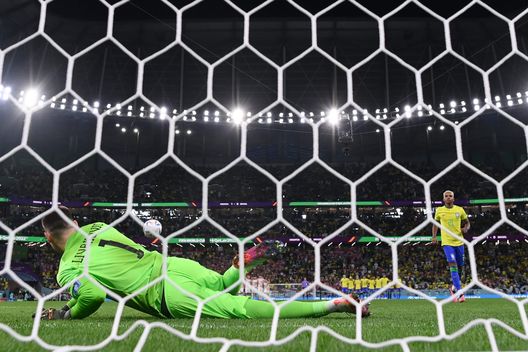 AL RAYYAN, QATAR - DECEMBER 09: (EDITORS NOTE: In this photo taken from a remote camera from behind the goal) Dominik Livakovic of Croatia makes a save against Rodrygo of Brazil in the penalty shootout during the FIFA World Cup Qatar 2022 quarter final match between Croatia and Brazil at Education City Stadium on December 09, 2022 in Al Rayyan, Qatar. (Photo by Laurence Griffiths/Getty Images) “Ma perché un si compra noi?” – Livakovic si ripete e lancia la Croazia- immagine 2