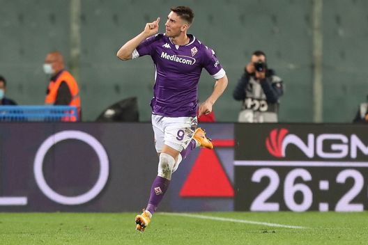 FLORENCE, ITALY - OCTOBER 02: Dusan Vlahovic of ACF Fiorentina celebrates after scoring a goal during the Serie A match between ACF Fiorentina and UC Sampdoria at Stadio Artemio Franchi on October 2, 2020 in Florence, Italy. (Photo by Gabriele Maltinti/Getty Images) FLORENCE, ITALY - OCTOBER 02: Dusan Vlahovic of ACF Fiorentina celebrates after scoring a goal during the Serie A match between ACF Fiorentina and UC Sampdoria at Stadio Artemio Franchi on October 2, 2020 in Florence, Italy. (Photo by Gabriele Maltinti/Getty Images)