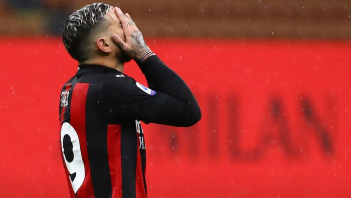 MILAN, ITALY - OCTOBER 26: Theo Hernandez of AC Milan reacts to a missed chance during the Serie A match between AC Milan and AS Roma at Stadio Giuseppe Meazza on October 26, 2020 in Milan, Italy. (Photo by Marco Luzzani/Getty Images) FORMAZIONI UFFICIALI – Fuori Theo e Caputo! Quagliarella out, Hakimi, Kucka, sorpresa Cerri- immagine 1