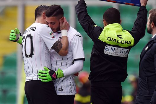  L'abbraccio di Sorrentino al giovane Alastra durante Palermo-Torino 