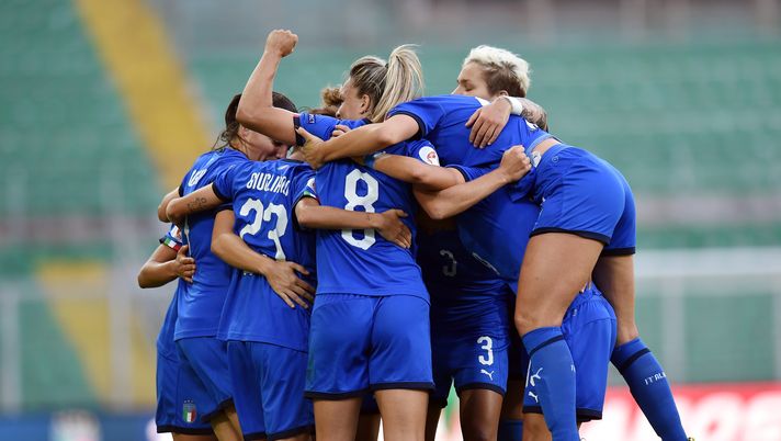 PALERMO, ITALY - OCTOBER 08: Manuela Giugliano of Italy celebrates with teammates after scoring a goal (2-0) during the UEFA Women's European Championship 2021 qualifier match between Italy and Bosnia and Herzegovina at Stadio Renzo Barbera on October 08, 2019 in Palermo, Italy. (Photo by Tullio M. Puglia/Getty Images) PALERMO, ITALY - OCTOBER 08: Manuela Giugliano of Italy celebrates with teammates after scoring a goal (2-0) during the UEFA Women's European Championship 2021 qualifier match between Italy and Bosnia and Herzegovina at Stadio Renzo Barbera on October 08, 2019 in Palermo, Italy. (Photo by Tullio M. Puglia/Getty Images)