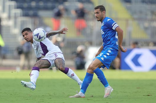 EMPOLI, ITALY - AUGUST 21: Domilson Cordeiro dos Santos known as Dodo of ACF Fiorentina in action against Filippo Bandinelli of Empoli FC during the Serie A match between Empoli FC and ACF Fiorentina at Stadio Carlo Castellani on August 21, 2022 in Empoli, . (Photo by Gabriele Maltinti/Getty Images) Bandinelli: “Derby sempre gara particolare. Noi in 9, straordinari”- immagine 2