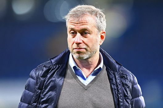 LONDON, ENGLAND - DECEMBER 19: Chelsea owner Roman Abramovich looks on after their 3-1 win in the Barclays Premier League match between Chelsea and Sunderland at Stamford Bridge on December 19, 2015 in London, England. (Photo by Clive Mason/Getty Images) Abramovich, tre offerte per il Chelsea: si parla di 2,2 miliardi di sterline… - immagine 1