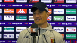 Genoa, Blessin issa bandiera su scoglio di Boccadasse: “Serie A? Torno qui a nuoto”