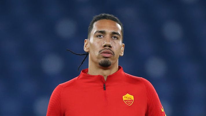 ROME, ITALY - DECEMBER 17: Chris Smalling of Roma looks on during the warm up ahead of the Serie A match between AS Roma and Torino FC at Stadio Olimpico on December 17, 2020 in Rome, Italy. The match will be played without fans, behind closed doors as a Covid-19 precaution. (Photo by Paolo Bruno/Getty Images) Stop Smalling, D’Ambrosio, Dybala, Pessina, Berardi: novità per asta e scambi- immagine 1