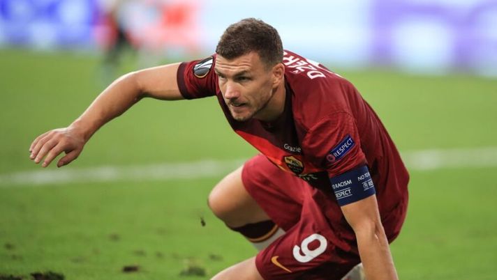 AS Roma's Bosnian forward Edin Dzeko sits on the pitch during the UEFA Europa League round of 16 football match between Sevilla FC and AS Roma at the MSV Arena on August 6, 2020 in Duisburg. (Photo by WOLFGANG RATTAY / POOL / AFP) (Photo by WOLFGANG RATTAY/POOL/AFP via Getty Images) Dzeko sì o no? Gazzetta: “Roma, il tridente in pole per domenica: El Shaarawy e Pedro…” - immagine 1