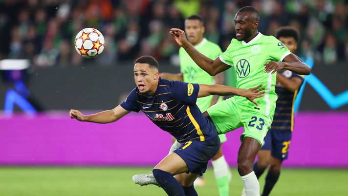 WOLFSBURG, GERMANY - NOVEMBER 02: Noah Okafor of RB Salzburg battles for possession with Josuha Guilavogui of VfL Wolfsburg during the UEFA Champions League group G match between VfL Wolfsburg and RB Salzburg at Volkswagen Arena on November 02, 2021 in Wolfsburg, Germany. (Photo by Martin Rose/Getty Images) Salisburgo-Milan 1-0, Okafor buca Maignan: Diavolo in svantaggio - immagine 1