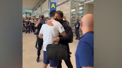 VIDEO/ Con cartello all’aeroporto: Son, sorpresa a Conte e al Tottenham