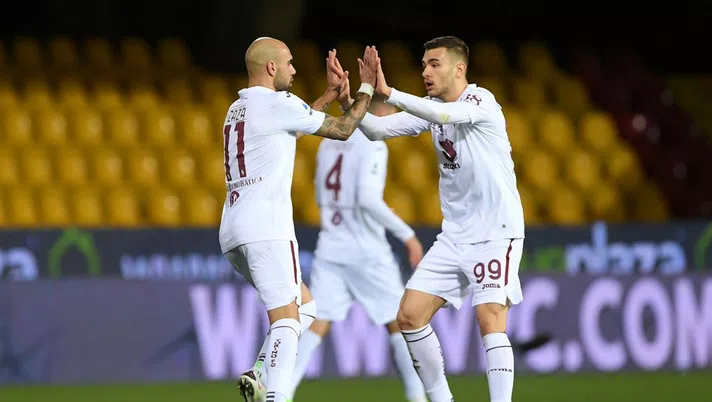 BENEVENTO, ITALY - JANUARY 22: Simone Zaza of Torino celebrates scoring the 1st Torino goal with Alessandro Buongiorno of Torino during the Serie A match between Benevento Calcio and Torino FC  at Stadio Ciro Vigorito on January 22, 2021 in Benevento, Italy. (Photo by Francesco Pecoraro/Getty Images)