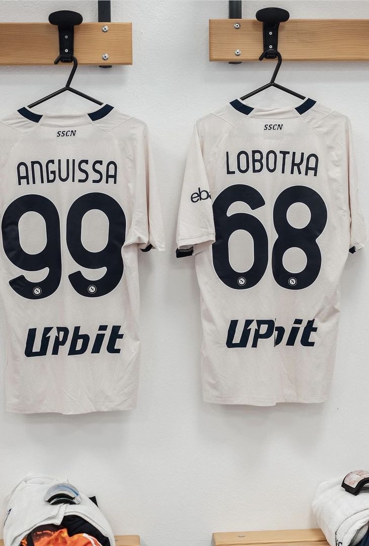 GALLERY Tutto pronto nello spogliatoio del Napoli: scelto il colore della maglia - immagine 3