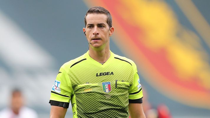 GENOA, ITALY - SEPTEMBER 20: Giovanni Ayroldi referee looks on during the Serie A match between Genoa CFC and FC Crotone at Stadio Luigi Ferraris on September 20, 2020 in Genoa, Italy. (Photo by Gabriele Maltinti/Getty Images) De Maggio fa discutere: “Ayroldi? No, l’arbitro è l’alibi dei perdenti” - immagine 1