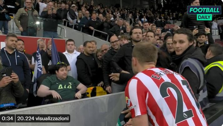 VIDEO / Brentford-Tottenham, Eriksen cuore d’oro: firma una maglia Spurs ed emoziona un tifoso VIDEO / Brentford-Tottenham, Eriksen cuore d’oro: firma una maglia Spurs ed emoziona un tifoso - immagine 1