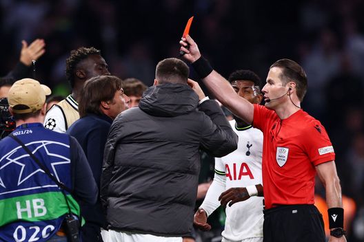 LONDON, ENGLAND - OCTOBER 26: Match referee, Danny Makkelie shows Antonio Conte, Manager of Tottenham Hotspur a red card during the UEFA Champions League group D match between Tottenham Hotspur and Sporting CP at Tottenham Hotspur Stadium on October 26, 2022 in London, England. (Photo by Clive Rose/Getty Images) Conte furioso: “Il VAR sta facendo troppi danni, è una ingiustizia” - immagine 1