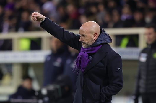 FLORENCE, ITALY - FEBRUARY 05: Vincenzo Italiano manager of ACF Fiorentina gestures during the Serie A match between ACF Fiorentina and Bologna FC at Stadio Artemio Franchi on February 5, 2023 in Florence, Italy. (Photo by Gabriele Maltinti/Getty Images) Italiano