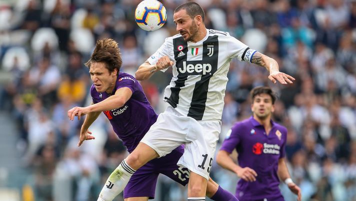 TURIN, ITALY - APRIL 20: Federico Chiesa of ACF Fiorentina and Leonardo Bonucci of Juventus jump for the ball during the Serie A match between Juventus and ACF Fiorentina on April 20, 2019 in Turin, Italy. (Photo by Giampiero Sposito/Getty Images) 