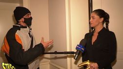 Belen riceve il trentesimo Tapiro. Al party senza mascherina: “Via prima che la situazione degenerasse”