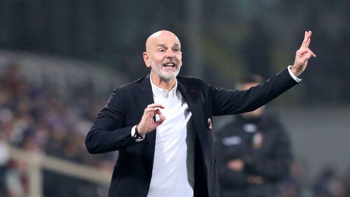 FLORENCE, ITALY - NOVEMBER 20: Stefano Pioli manager of AC Milan gestures during the Serie A match between ACF Fiorentina and AC Milan at Stadio Artemio Franchi on November 20, 2021 in Florence, Italy. (Photo by Gabriele Maltinti/Getty Images) Pioli: “Tomori, infortunio strano: quando torna! Le condizioni di Leao, Romagnoli…” - immagine 1
