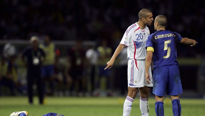 BERLIN - JULY 09: Marco Materazzi (L) of Italy lies injured on the pitch, after being headbutted in the chest by Zinedine Zidane of France during the FIFA World Cup Germany 2006 Final match between Italy and France at the Olympic Stadium on July 9, 2006 in Berlin, Germany.
(Photo by Ben Radford/Getty Images) Fallacci, risse e scontri leggendari: i Mondiali…di arti marziali- immagine 1