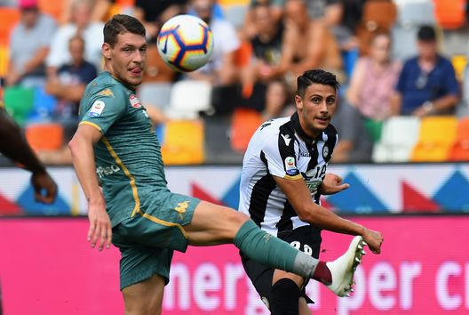  UDINE, ITALY - SEPTEMBER 16: Andrea Belotti of Torino FC competes for the ball with Rolando Mandragora (R) of Udinese Calcio during the serie A match between Udinese and Torino FC at Stadio Friuli on September 16, 2018 in Udine, Italy. (Photo by Alessandro Sabattini/Getty Images) 