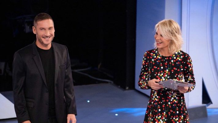 Totti commuove a C’è Posta per Te: è il regalo per due genitori romanisti - immagine 1