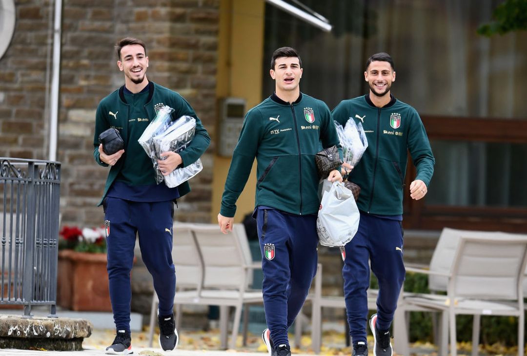  FLORENCE, ITALY - NOVEMBER 12:  Gaetano Castrovilli, Rolando Mandragora and Riccardo Orsolini of Italy react during Italy training session at Centro Tecnico Federale di Coverciano on November 12, 2019 in Florence, Italy.  (Photo by Claudio Villa/Getty Images) 