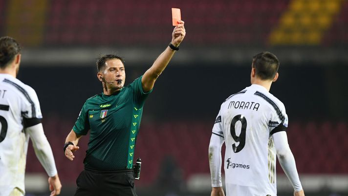 BENEVENTO, ITALY - NOVEMBER 28: Referee Fabrizio Pasqua shows red card to Alvaro Morata of Juventus after the Serie A match between Benevento Calcio and Juventus at Stadio Ciro Vigorito on November 28, 2020 in Benevento, Italy. (Photo by Francesco Pecoraro/Getty Images) BENEVENTO, ITALY - NOVEMBER 28: Referee Fabrizio Pasqua shows red card to Alvaro Morata of Juventus after the Serie A match between Benevento Calcio and Juventus at Stadio Ciro Vigorito on November 28, 2020 in Benevento, Italy. (Photo by Francesco Pecoraro/Getty Images)
